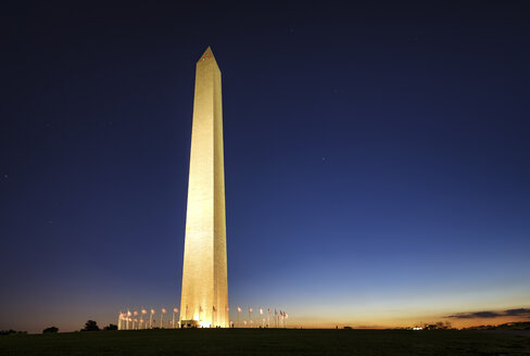 USA, Washington DC, National Mall, Blick auf das Washington Monument bei Nacht - SMAF00601