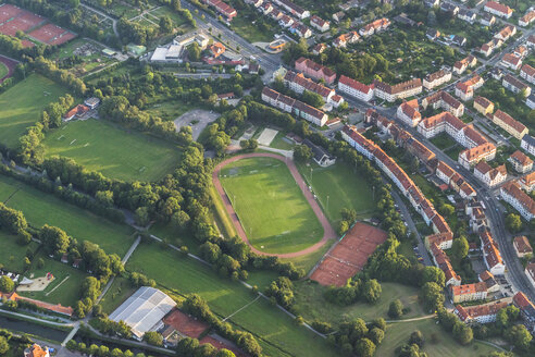 Deutschland, Hildesheim, Luftaufnahme eines Sportplatzes - PVCF00929