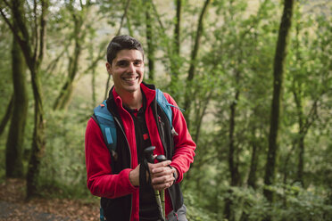 Porträt eines lächelnden Wanderers im Wald - RAEF01569