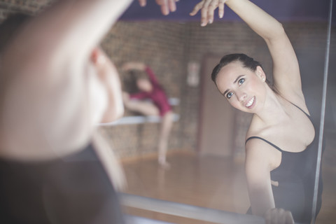 Balletttänzerin beim Training im Studio, lizenzfreies Stockfoto