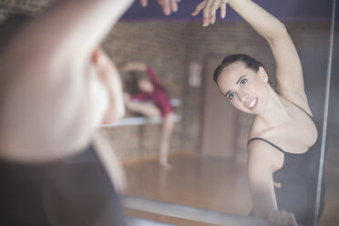 Balletttänzerin beim Training im Studio - ZEF11766