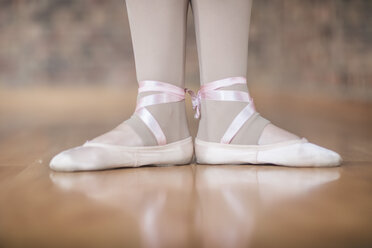 Ballet dancer stance - ZEF11768