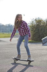 Porträt eines Skateboarders in einem Skatepark - MAEF12051