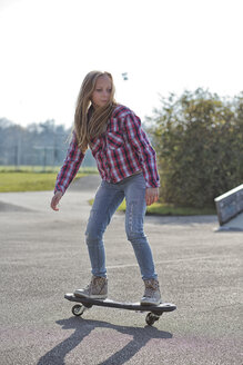 Porträt eines Skateboarders in einem Skatepark - MAEF12051