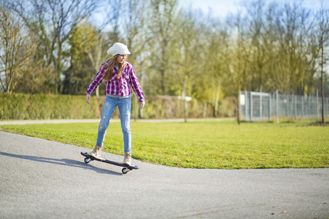 Mädchen skateboarden, lizenzfreies Stockfoto