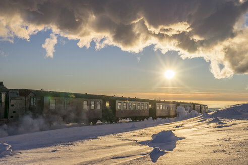 Deutschland, Sachsen-Anhalt, Brockenbahn bei Ankunft auf dem schneebedeckten Gipfel des Brockens - PVCF00937