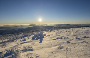 Deutschland, Sachsen-Anhalt, Blick vom Brocken auf den Nationalpark Harz im Winter - PVCF00938