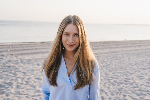 Portrait of smiling young woman on the beach - KNSF00695
