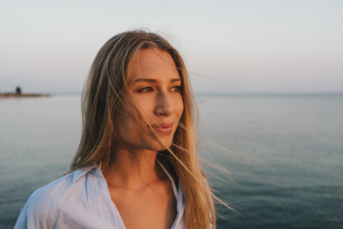 Porträt einer jungen Frau vor dem Meer bei Sonnenuntergang - KNSF00704