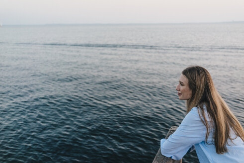 Junge Frau vor dem Meer - KNSF00705
