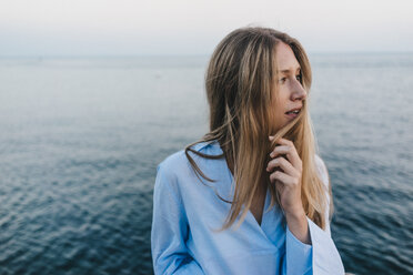 Junge Frau vor dem Meer - KNSF00706