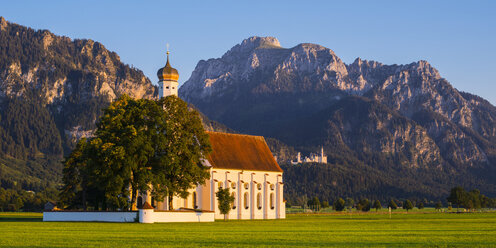 Deutschland, Schwangau, Blick auf die Wallfahrtskirche St. Coloman und Schloss Neuschwanstein - WGF01003