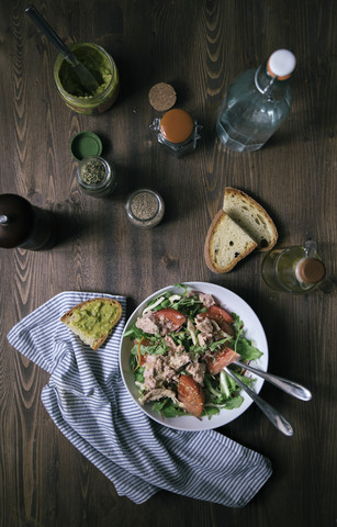 Gemischter Salat mit Thunfisch, lizenzfreies Stockfoto