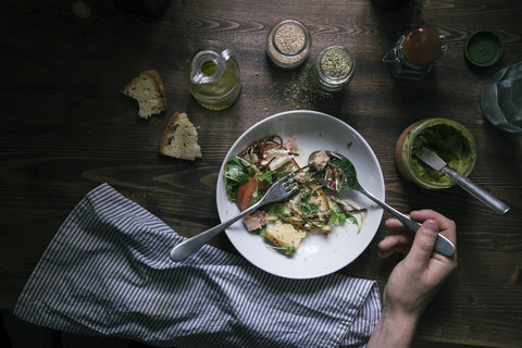 Essen von gemischtem Salat mit Thunfisch, lizenzfreies Stockfoto