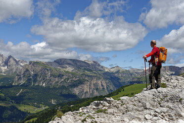 Italien, Südtirol, Dolomiten, Wanderer mit Blick auf den Naturpark Puez Geisler - LBF01518