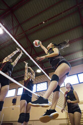 Volleyballspieler, der den Ball während eines Volleyballspiels schlägt - ABZF01553