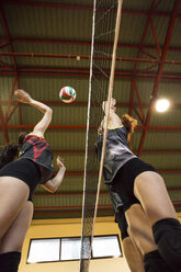 Volleyballspieler, der den Ball während eines Volleyballspiels schlägt - ABZF01555