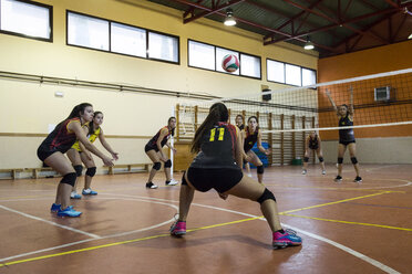 Volleyballspieler, der den Ball während eines Volleyballspiels einlocht - ABZF01559