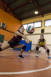 Volleyballspieler, der den Ball während eines Volleyballspiels einlocht - ABZF01560