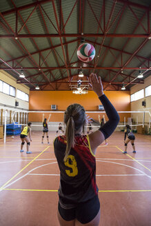 Volleyballspieler, der den Ball während eines Volleyballspiels aufschlägt - ABZF01563