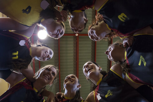 Glückliche Volleyballerinnen beim Kuscheln - ABZF01568