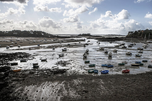 France, Lancieux, boats at low tide - FMKF03257