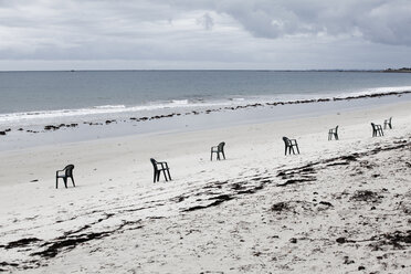 Frankreich, Lancieux, Sandstrand mit Stuhlreihen - FMKF03262