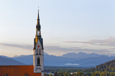 Deutschland, Bad Tölz, Blick auf die Pfarrkirche Mariä Himmelfahrt vor der Kulisse der Bayerischen Alpen - SIEF07155