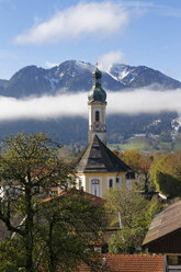 Deutschland, Isarwinkel, Lenggries, Blick auf die Pfarrkirche Sankt Jakob vor dem Brauneck - SIEF07157