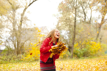 Laughing girl with autumn leaves - MAEF12060