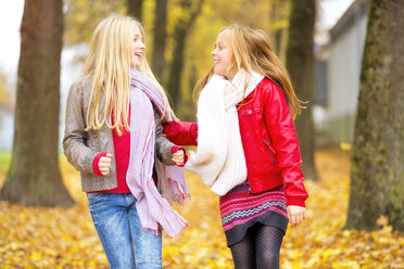 Zwei glückliche Mädchen im Herbst - MAEF12062