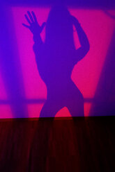 Schatten einer tanzenden Frau, die ein Selfie macht - NDF00619