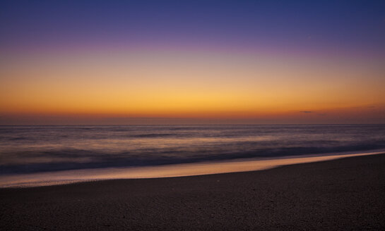 Namibia, Swakopmund, Blick auf den Atlantischen Ozean bei Sonnenuntergang - MPAF00099