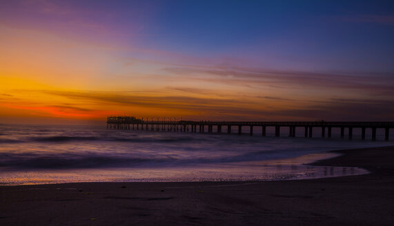 Namibia, Swakopmund, Blick auf den Steg und den Atlantik bei Sonnenuntergang - MPAF00100