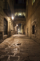 Spanien, Barcelona, Barri Gotic bei Nacht - ABOF00109