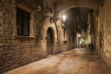 Spanien, Barcelona, Barri Gotic bei Nacht - ABOF00110