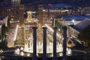 Spanien, Bacelona, Blick auf den beleuchteten Placa Espanya bei Nacht - ABOF00116