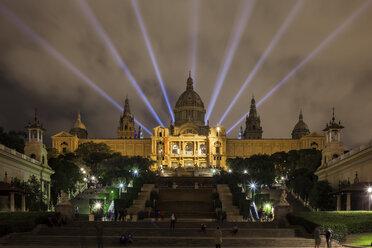 Spanien, Bacelona, Blick auf das beleuchtete Nationale Kunstmuseum von Katalonien bei Nacht - ABOF00117