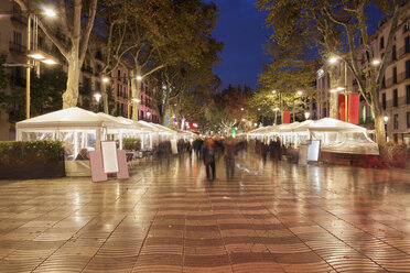 Spanien, Barcelona, La Rambla bei Nacht - ABOF00118