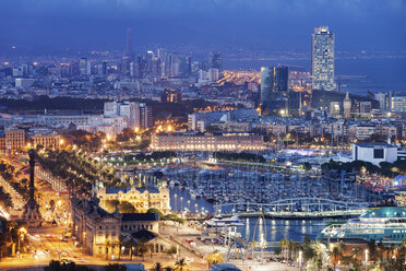 Spanien, Barcelona, Blick auf die beleuchtete Stadt bei Nacht - ABOF00123