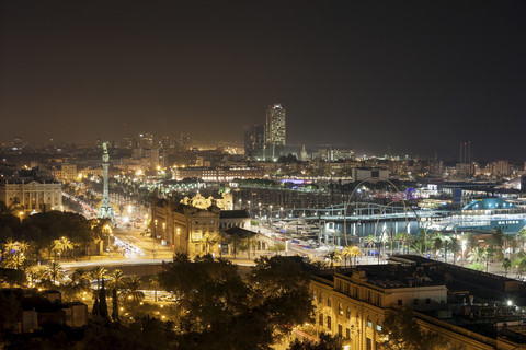 Spanien, Barcelona, Blick auf die beleuchtete Stadt bei Nacht, lizenzfreies Stockfoto