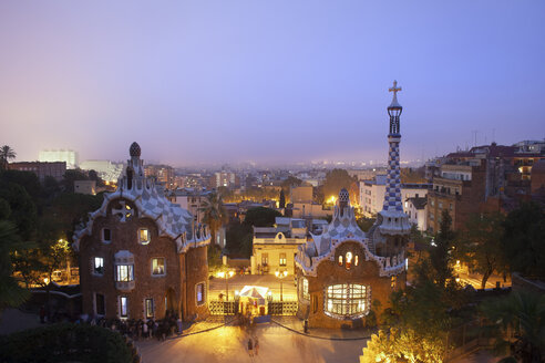 Spanien, Barcelona, Park Guell in der Dämmerung - ABO00125