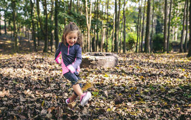 Glückliches kleines Mädchen spielt im Wald - DAPF00480