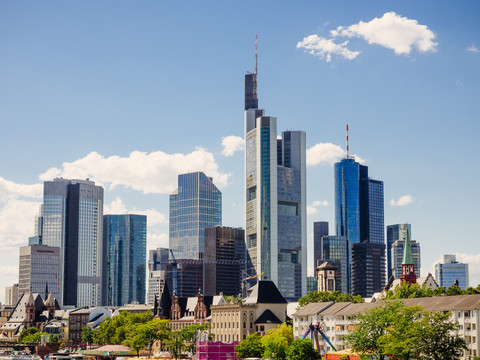 Deutschland, Frankfurt, Blick auf die Skyline von Hochhäusern mit der Altstadt im Vordergrund, lizenzfreies Stockfoto