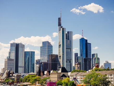 Deutschland, Frankfurt, Blick auf die Skyline von Hochhäusern mit der Altstadt im Vordergrund - KRPF02027