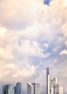 Deutschland, Frankfurt, Blick auf die Skyline von Wolkenkratzern vor dramatischer Kulisse - KRPF02029