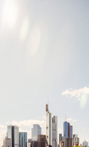 Deutschland, Frankfurt, Blick auf Skyline bei Sonnenlicht, lizenzfreies Stockfoto