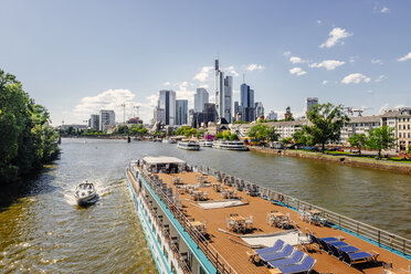 Deutschland, Frankfurt, Blick auf Skyline mit Ausflugsschiff auf dem Main im Vordergrund - KRPF02031