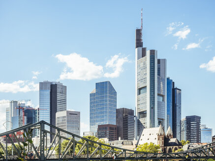 Deutschland, Frankfurt, Blick auf Skyline mit Eiserner Steg im Vordergrund - KRPF02033