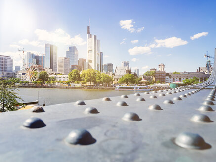 Deutschland, Frankfurt, Blick auf Skyline im Gegenlicht mit Träger des Eisernen Stegs im Vordergrund - KRPF02034